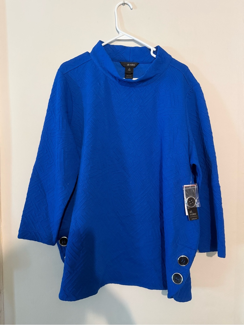 NWT Ali Miles 1x Blue Top Button Details